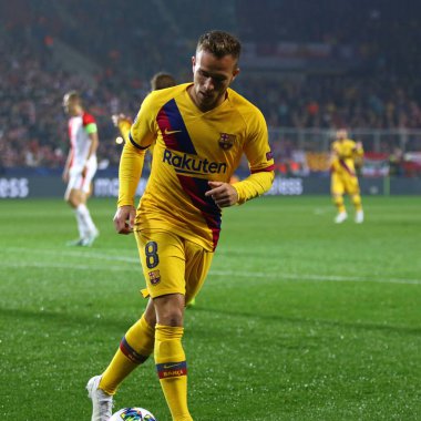 Prag, Çek Cumhuriyeti - 23 Ekim 2019: Barselona 'lı Arthur, Prag' daki Eden Arena 'da oynanan Uefa Şampiyonlar Ligi maçında Slavia Praha' ya karşı eylem halindedir. Barcelona 2-1 kazandı.