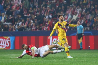 Prag, Çek Cumhuriyeti - 23 Ekim 2019: Prag 'daki Eden Arena' da oynanan Uefa Şampiyonlar Ligi maçı sırasında Barcelona 'lı Lionel Messi (R) Slavia Praha' lı Tomas Soucek ile top için mücadele etti.