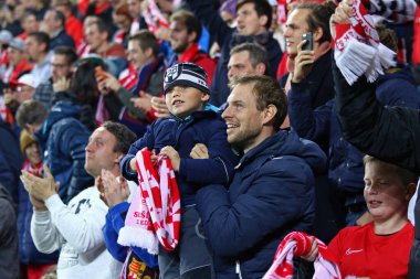 Prag, Çek Cumhuriyeti - 23 Ekim 2019: Slavia Praha taraftarları Çek Cumhuriyeti 'nin Prag kentindeki Eden Arena' da Barcelona ile oynanan Uefa Şampiyonlar Ligi maçının keyfini çıkardılar