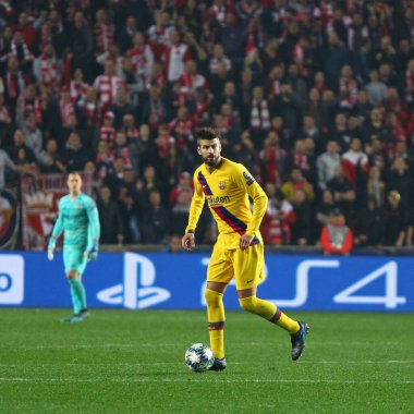 Prag, Çek Cumhuriyeti - 23 Ekim 2019: Gerard Pique of Barcelona, Çek Cumhuriyeti 'nin Prag kentinde Eden Arena' da Slavia Praha 'ya karşı oynanan Uefa Şampiyonlar Ligi maçında topu kontrol ediyor