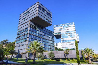 Cascais, Portekiz - 28 Eylül 2015: Estoril Sol Konutu (Tetris Binası) - 2011 yılında inşa edilen ve Av üzerinde bulunan modern apartman binası. Cascais 'de marjinal. Mimar: Goncalo Byrne Arquitectos