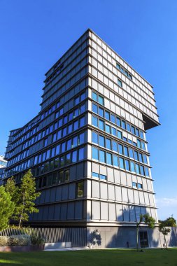 Cascais, Portekiz - 28 Eylül 2015: Estoril Sol Konutu (Tetris Binası) - 2011 yılında inşa edilen ve Av üzerinde bulunan modern apartman binası. Cascais 'de marjinal. Mimar: Goncalo Byrne Arquitectos