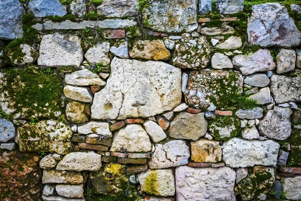 Starożytny Zabytkowy Mur Naturalnych Skał Roślinami Między Blokami Ściana Cegieł — Zdjęcie stockowe