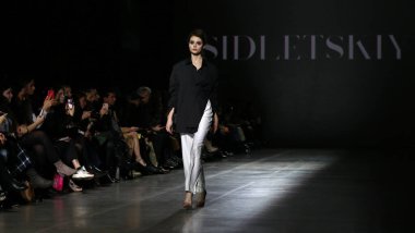 Kyiv, Ukrayna - 5 Şubat 2020: Model, Kyiv 'deki Mystetskyi Arsenal' de 46. Ukrayna Moda Haftası Sonbahar / Kış 2020 / 21 sırasında tasarımcı Sidletskiy 'nin giysi koleksiyonunu sunar.