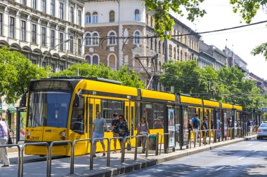 Budapeşte, Macaristan - 5 Mayıs 2018: Harminckettesek tere istasyonunda 4 numaralı tramvay durağı. Budapeşte tramvay ağı dünyanın en büyük tramvay ağlarından biridir, toplam güzergah 156 km üzerindedir. 1866'dan beri faaliyette