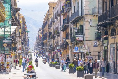 Palermo, İtalya - 10 Mayıs 2018: Palermo 'nun önemli bir caddesi olan Strada Nuova (New Street) olarak da bilinen Via Maqueda' da insanlar yürüyor. Tarihi merkezin ana eksenini temsil eder.