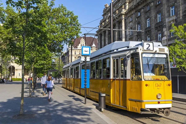 ブダペスト ハンガリー 2018年5月5日 風光明媚なルートのトラム2号がコスス ラホス テルM停留所から出発します ブダペストのトラムネットワークは 世界最大のトラムネットワークの一つであり 総ルートは156キロ以上です — ストック写真