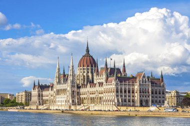 Macaristan, Budapeşte 'deki Macar Ulusal Parlamentosu binası. Macaristan 'ın önemli bir simgesi ve Budapeşte' de popüler bir turizm beldesi. Neo-Gotik tarzda tasarlandı