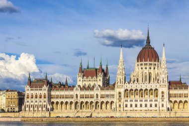 Macaristan, Budapeşte 'deki Macar Ulusal Parlamentosu binası. Macaristan 'ın önemli bir simgesi ve Budapeşte' de popüler bir turizm beldesi. Neo-Gotik tarzda tasarlandı
