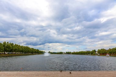 Almanya 'nın Mecklenburg-Vorpommern eyaletinin başkenti Schwerin' deki Pfaffenteich göletinin panoramik manzarası