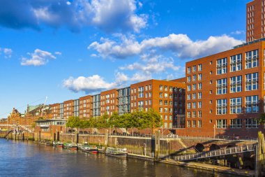 Almanya 'nın Hamburg şehrindeki Depo Şehri' nin panoramik görüntüsü disksizdir (Almanca: Speicherstadt). Dünyanın en büyük depo bölgesi. UNESCO Dünya Mirasları Alanı 2015 'ten beri