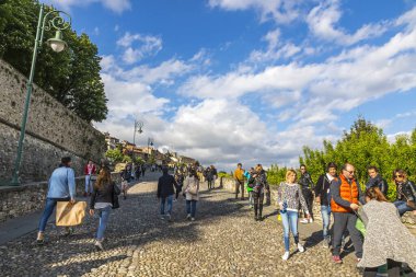 Bergamo, İtalya - 24 Nisan 2019: İnsanlar Bergamo, Lombardy, İtalya 'daki Porta San Giacomo yakınlarındaki ünlü turistik yaya caddesinde (Via Sant' Alessandro) yürüyor