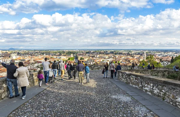 Bergamo Italien April 2019 Menschen Spazieren Auf Der Berühmten Fußgängerzone — Stockfoto