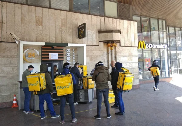 Kiev Oekraïne April 2020 Koeriers Van Glovo Delivery Service Wachten — Stockfoto