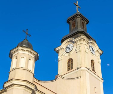 Ukrayna 'nın Uzhhorod şehrinde Aziz George Kilisesi' nin binası. 1762-1766 yılları arasında Barok tarzında inşa edilmiş bir Roma Katolik kilisesidir. Şehir saati kuleye yerleştirildi.