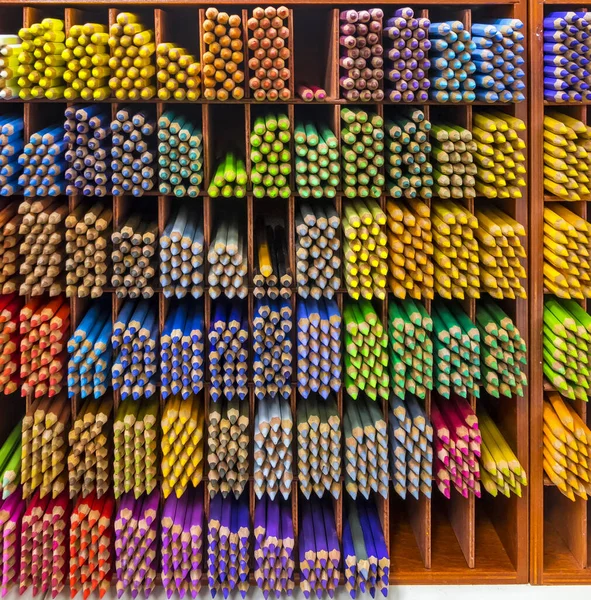Kolorowe Kredki Akwarelowe Półkach — Zdjęcie stockowe