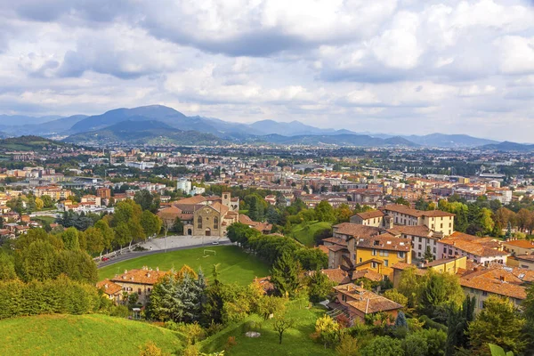 意大利伦巴第Bergamo市的空中景观 Bergamo Alps Alpi Orobie 就从城市北部开始 美丽的秋景 — 图库照片