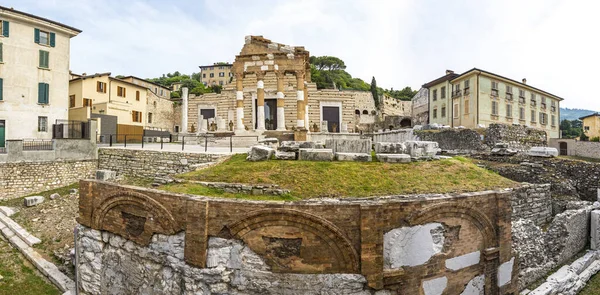 布里西亚首都全景 或布雷西亚首都三位一体的圣殿 布列西亚古罗马城市布列西亚中心的主要庙宇 古代布里亚 意大利伦巴第 — 图库照片