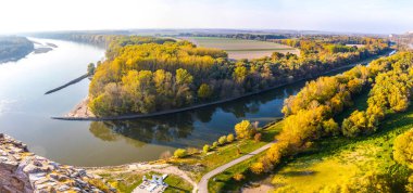 Tuna ve Morava nehirlerinin panoramik manzarası. İki nehrin birleşimi. Avusturya sınırındaki Slovakya Bratislava yakınlarındaki Devin Kalesi 'nden görüntü