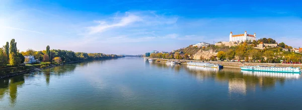 Panoramatický Výhled Dunaj Bratislavě Slovensku Budova Bratislavského Hradu Napravo Slunečný — Stock fotografie