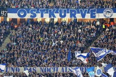 Berlin, Almanya - 20 Eylül 2017: Hertha BSC Berlin ultras (ultra taraftarlar), Berlin Olimpiyatları 'nda Bayer 04 Leverkusen' e karşı oynanan Alman Bundesliga maçı sırasında tribünlerde performans sergiledi.