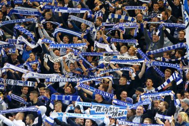 Berlin, Almanya - 20 Eylül 2017: Hertha BSC Berlin ultras (ultra taraftarlar), Berlin Olimpiyatları 'nda Bayer 04 Leverkusen' e karşı oynanan Alman Bundesliga maçı sırasında tribünlerde performans sergiledi.