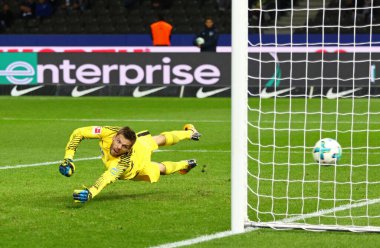 Berlin, Almanya - 20 Eylül 2017: Hertha BSC Berlin kalecisi Rune Jarstein, Almanya 'nın Bundesliga maçında Olympiastadion Berlin' de Bayer 04 Leverkusen 'e karşı attığı golü kaçırdı. Hertha 2-1 kazandı.