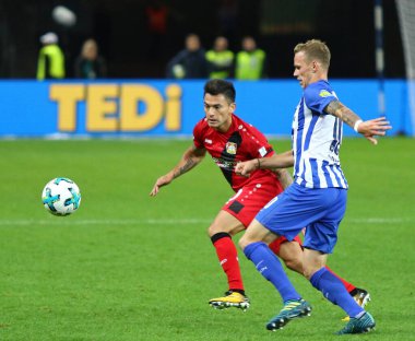 Berlin, Almanya - 20 Eylül 2017: Hertha BSC Berlin 'den Ondrej Duda Bayer 04 Leverkusen' den Charles Aranguiz ile Olympiastadion 'daki Alman Bundesliga maçı sırasında top için mücadele etti.