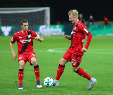 Berlin, Almanya - 20 Eylül 2017: Bayer 04 Leverkusen 'den Lars Bender (L) ve Julian Brandt Berlin Olimpiyat Stadyumu' nda Hertha BSC Berlin 'e karşı oynanan Alman Bundesliga maçı sırasında
