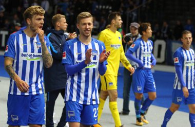 Berlin, Almanya - 20 Eylül 2017: Hertha BSC Berlin oyuncuları, Berlin Olimpiyatları 'nda Bayer 04 Leverkusen ile oynanan Alman Bundesliga maçı sonrasında hayranlarına teşekkür eder. Hertha 2-1 kazandı.