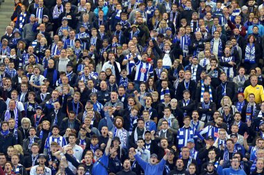 Berlin, Almanya - 20 Eylül 2017: Hertha BSC Berlin ultras (ultra taraftarlar), Berlin Olimpiyatları 'nda Bayer 04 Leverkusen' e karşı oynanan Alman Bundesliga maçı sırasında tribünlerde performans sergiledi.