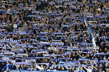 Berlin, Almanya - 20 Eylül 2017: Hertha BSC Berlin Ultra taraftarları, Bayer 04 Leverkusen 'e karşı oynanan Alman Bundesliga maçı sırasında Olympiastadion tribünlerine desteklerini gösterdiler.