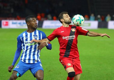 Berlin, Almanya - 20 Eylül 2017: Hertha BSC Berlin 'den Salomon Kalou, Bayer 04 Leverkusen' den Admir Mehmedi ile Olympiastadion Berlin 'deki Alman Bundesliga maçı sırasında top için mücadele etti.
