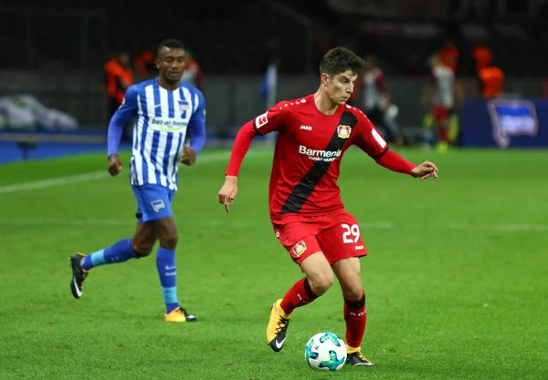 Berlin, Almanya - 20 Eylül 2017: Bayer 04 Leverkusen 'den Kai Havertz Alman Bundesliga maçı sırasında Olympiastadion Berlin' de Hertha BSC Berlin 'e karşı bir topu kontrol ediyor. Leverkusen 1-2 kaybetti.