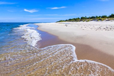 Hel Peninsula 'da kumlu güzel bir sahil, Baltık Denizi, Pomeranya Voyvoda' sı, Polonya. Hel, Kuzey Polonya 'da Puck Körfezi' ni açık Baltık Denizi 'nden ayıran 35 km uzunluğunda bir kum çubuğu yarımadasıdır.