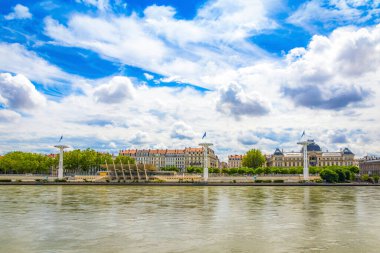 Fransa 'nın Auvergne-Rhone-Alpes bölgesindeki Lyon şehrinin merkezindeki Rhone Nehri kıyısında.