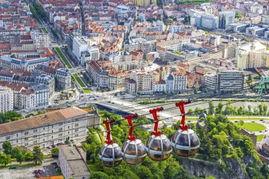 Fransa 'nın Auvergne-Rhone-Alpes bölgesindeki Grenoble şehrinin resimli hava manzarası. Ön planda Grenoble-Bastille teleferiği