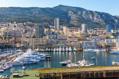 Monte Carlo, Monaco, Fransız Riviera limanındaki lüks yat ve dairelerin manzarası. Monte Carlo şehrinin gökyüzü manzarası. Monte Carlo Limanı