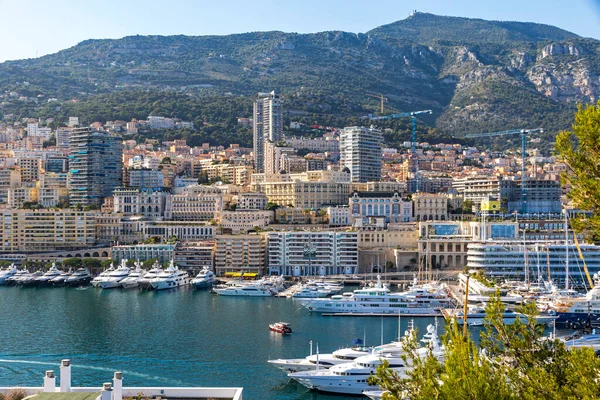 Monte Carlo, Monaco, Fransız Riviera limanındaki lüks yat ve dairelerin manzarası. Monte Carlo şehrinin gökyüzü manzarası