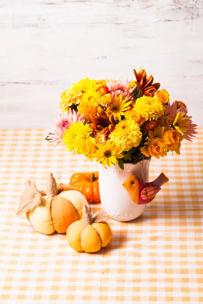 Decoração de outono na mesa — Fotografia de Stock