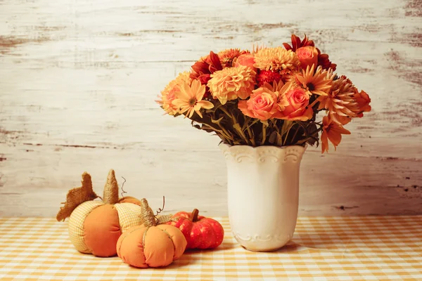 Decoração de outono na mesa — Fotografia de Stock