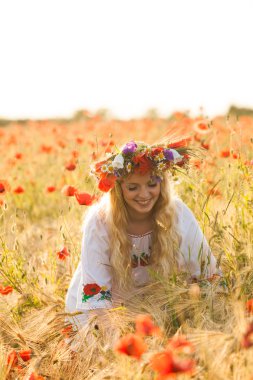 Haşhaş tarlasında bir kız