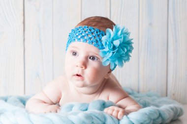 Şirin Bebek kız mavi bandaj ile