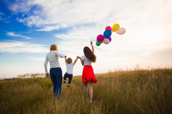 Familia caminando en el campo — Foto de Stock