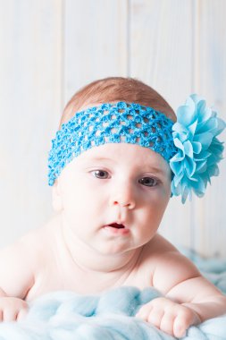 Şirin Bebek kız mavi bandaj ile