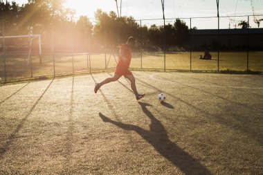 Kırmızılı futbolcu