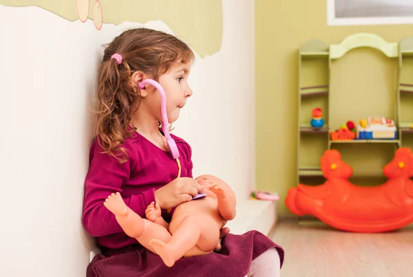 Menina joga o médico — Fotografia de Stock