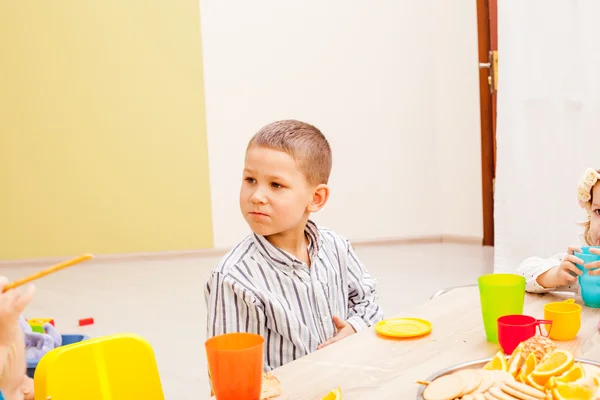 Öğle yemeğine ne anaokulu — Stok fotoğraf
