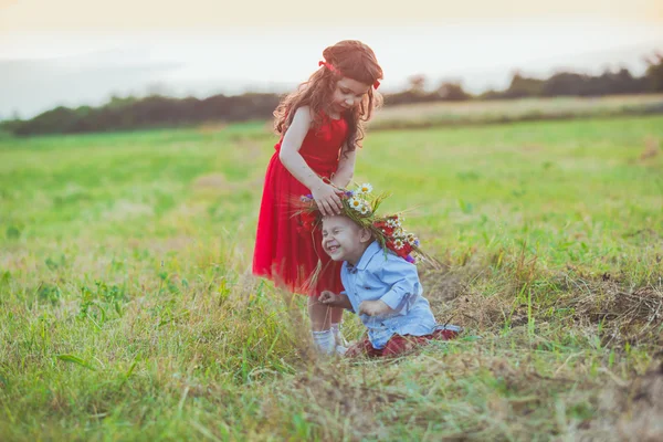 Hermano y hermana — Foto de Stock