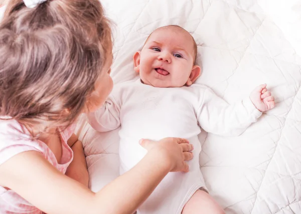 Schwester mit Bruder — Stockfoto